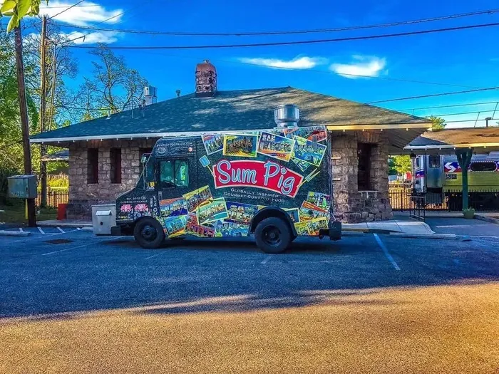 The Sum Pig truck at the Fort Washington train station