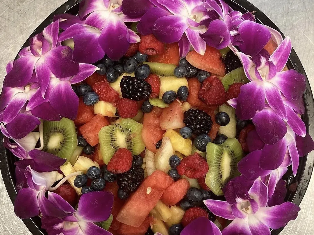 Sum Pig fresh fruit bowl with seasonal fruit